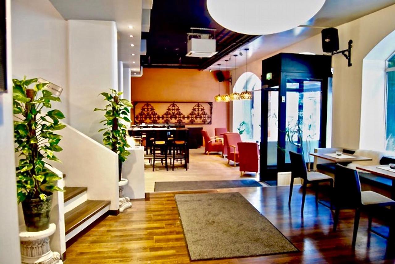 Midpoint Hotel