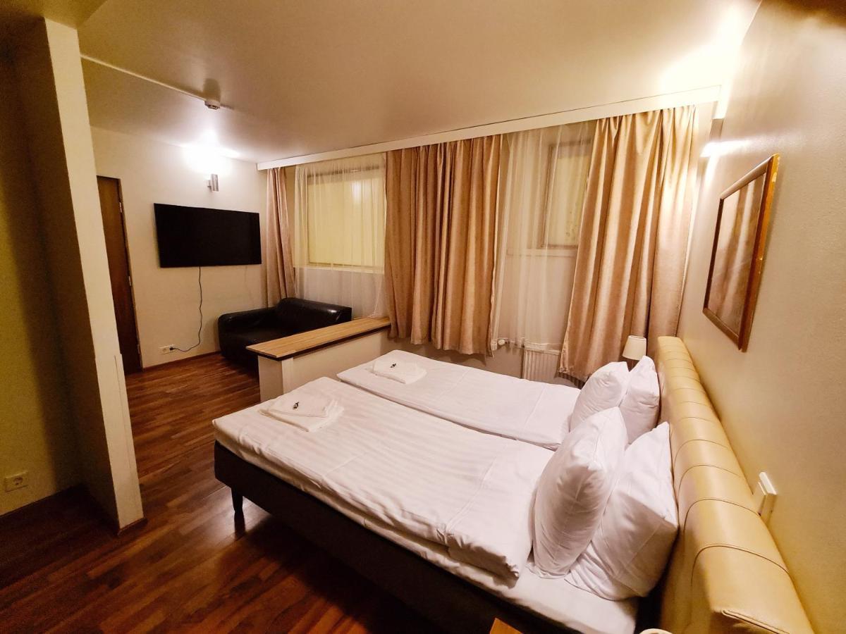 Midpoint Hotel 3*